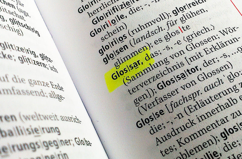 Das Wort "Glossar" ist im Wörterbuch gelb markiert.